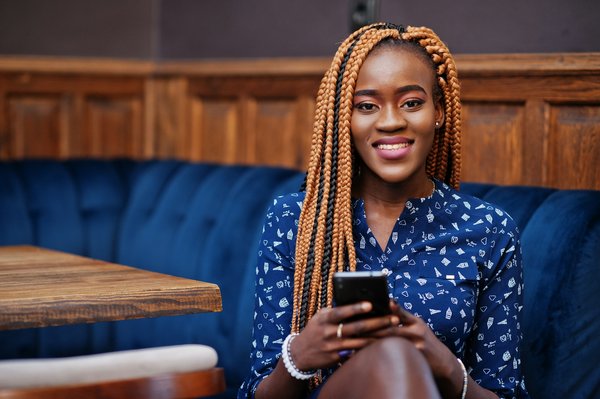 Comment choisir des blouses en dentelle pour un look romantique sans être trop formelle?