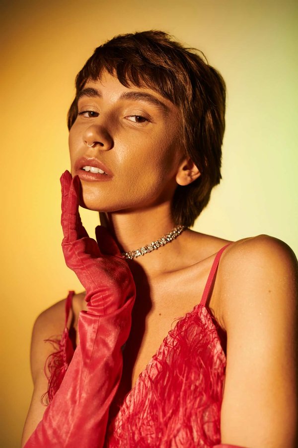 Comment porter des robes à motifs floraux sans paraître trop décontractée?