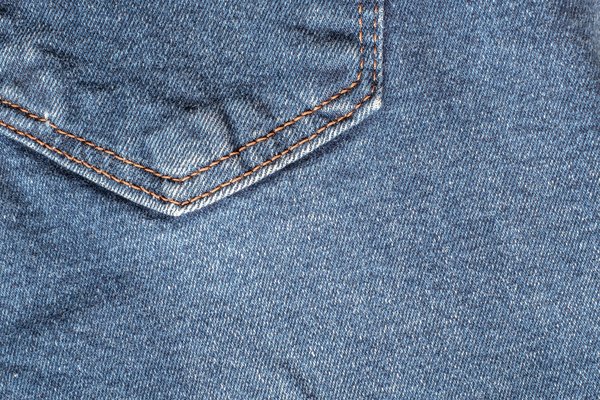 Comment porter des vestes en jean avec des tenues formelles?