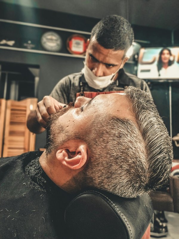 The holy barber : l'art de la coiffure et de la barbe premium